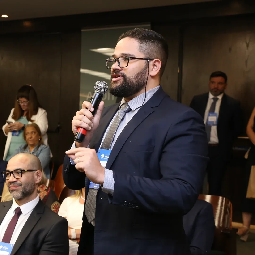 Adalto Moura com o microfone, durante intervenção em evento da ABRADEP